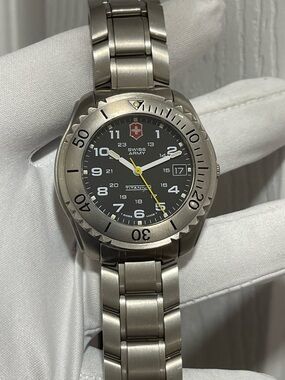 Swiss Army Titanium Quartz Model:273-10660 40mm Mens Watch Swiss Made